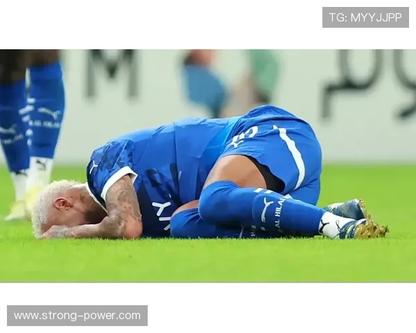 内马尔复出首战遭飞铲痛倒抱腿